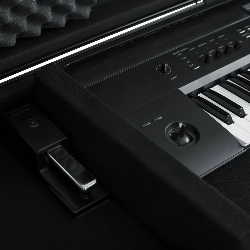 Gator GTSA-KEY76D TSA ATA Deep Molded 76-Note Keyboard Case with Wheels - Image 6